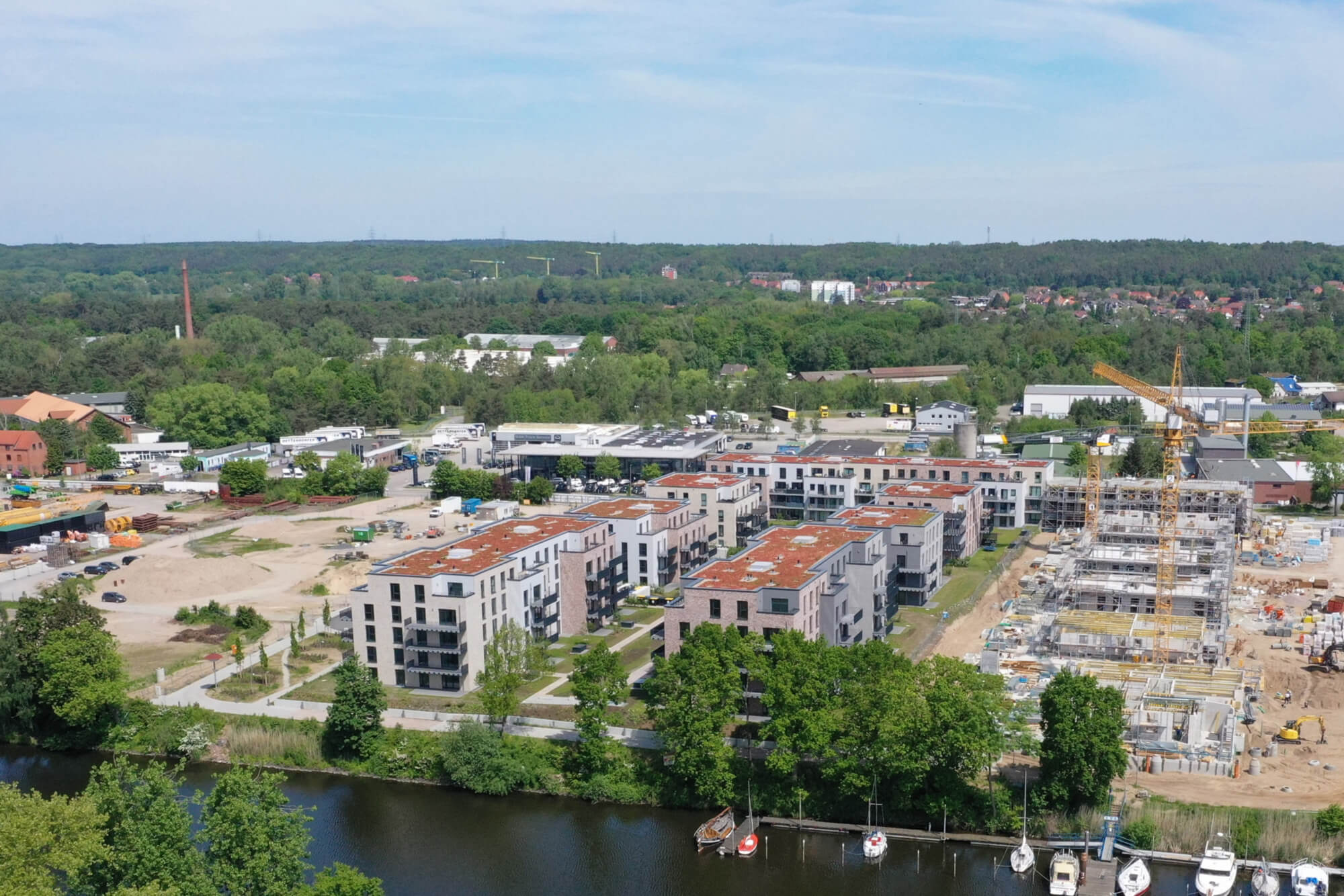 Baustelle von Baufeld 3 der Elbterrassen Geesthacht im Juni 2021 aus der Vogelperspektive. Die ersten Häuser links stehen bereits.